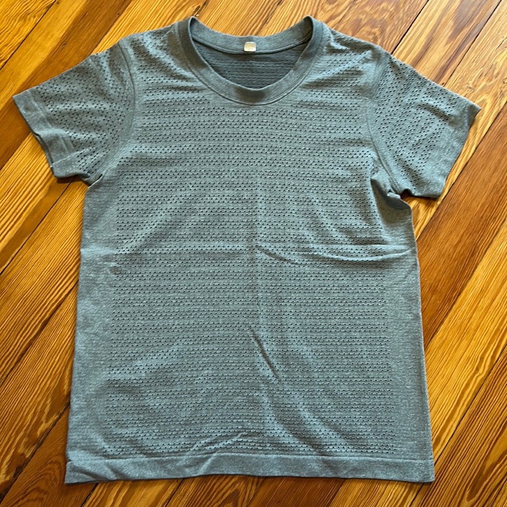 Lululemon tshirt